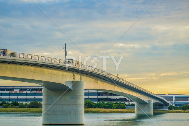 多摩川スカイブリッジと夕景