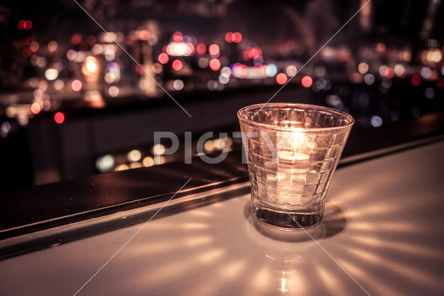 おしゃれなキャンドルと都市の夜景