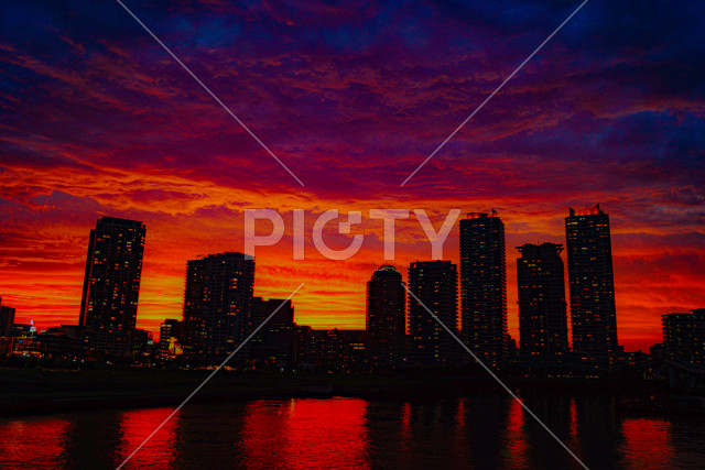 みなとみらいのマンション群と夕暮れ