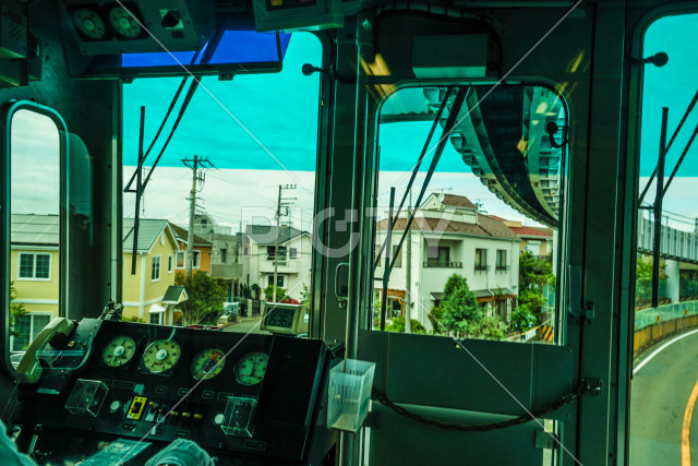 湘南モノレールの運転席
