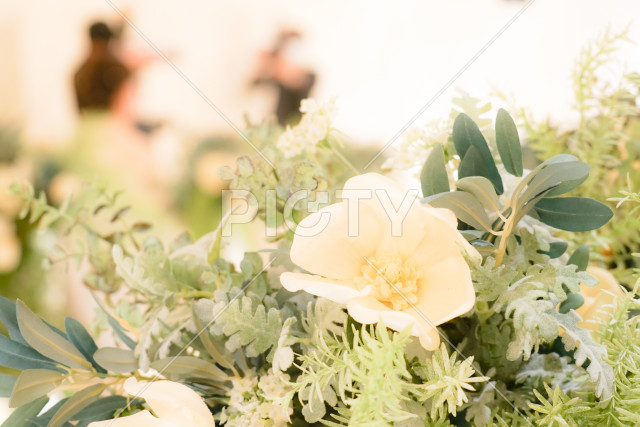 結婚式パーティーの色とりどりの花