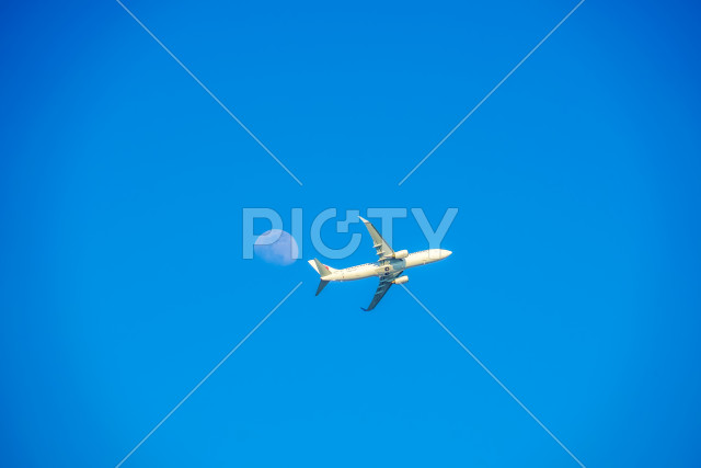 旅客機のシルエットと空