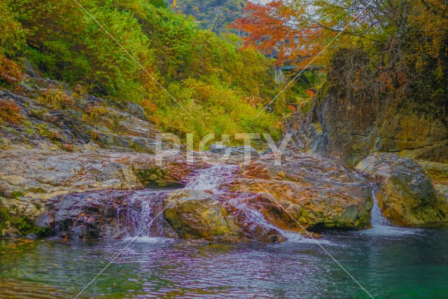 四万の甌穴群と紅葉