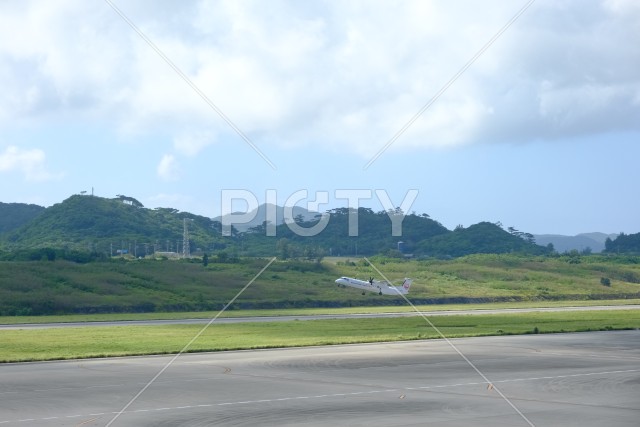 新石垣空港の滑走路と飛行機の離陸