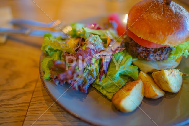 ハンバーガーとフライドポテト