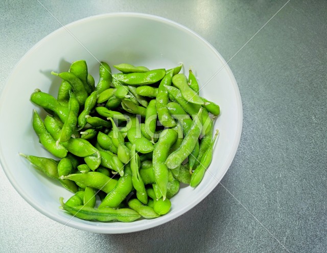 白いボウルにたっぷりと盛り付けられた茹でたての鮮やかな枝豆