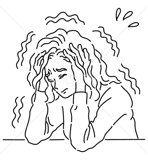 頭を抱えて震えている女性