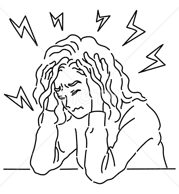 頭を抱えてイライラしている女性