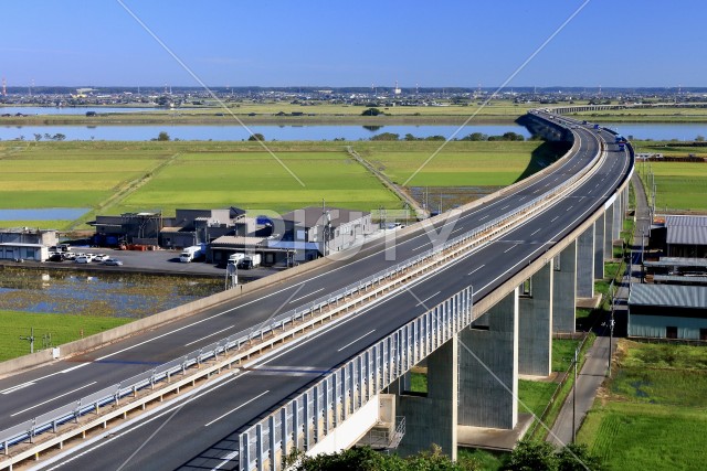 佐原PAから望む東関東自動車道と田園風景