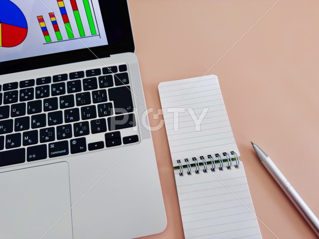 グラフを表示したパソコン　データ分析と覚え書きのイメージ