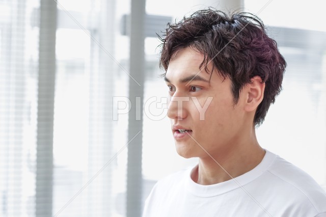 トレーニングジムの爽やかな男性