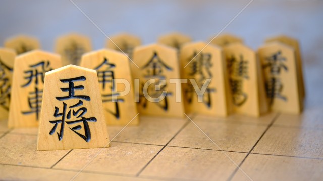 王将を中心にスクラムを組むイメージ