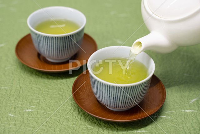 急須で注がれるお茶のイメージ