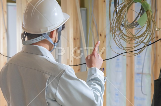 建築現場で仕事をする作業着姿の若い男性