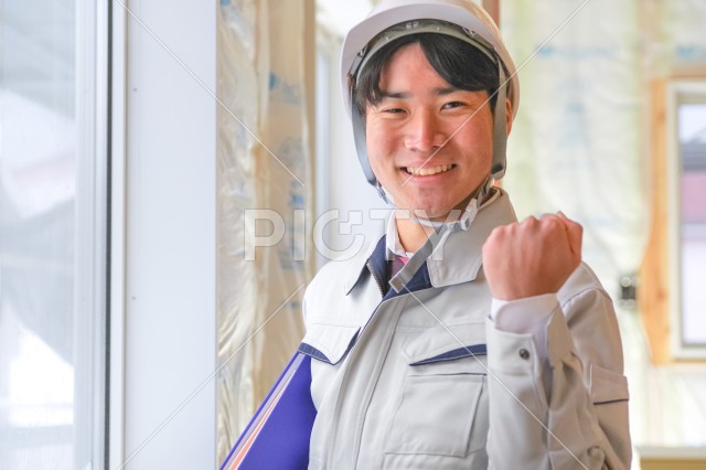 建築現場で仕事をする作業着姿の若い男性