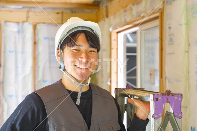 建築現場で働く若い大工