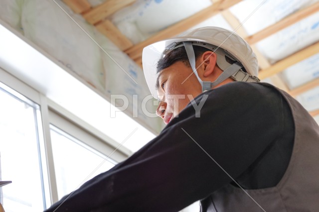 建築現場で働く若い大工