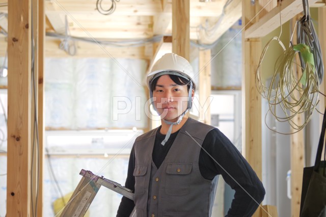 建築現場で働く若い大工