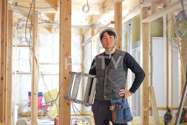 建築現場で働く若い大工