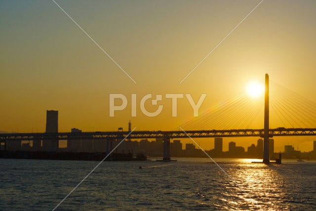 横浜ベイブリッジと夕焼け