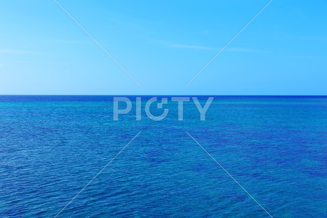 青い海と空