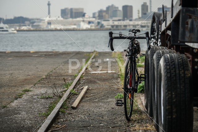 ロードバイクと海辺