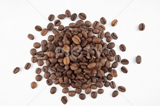 白背景のコーヒー豆