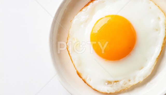 皿に盛られた目玉焼き