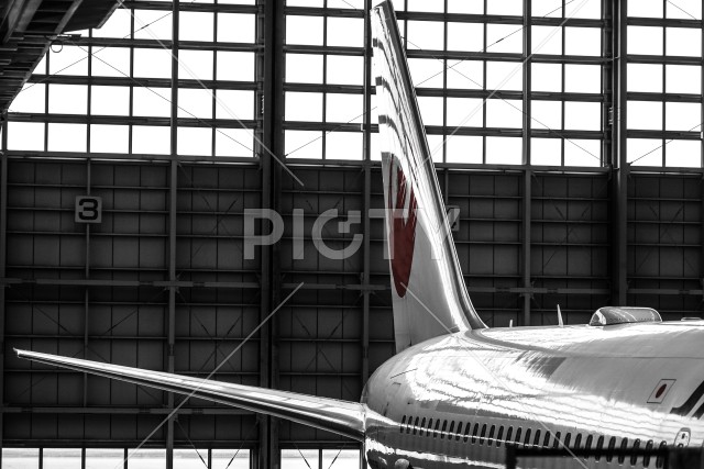 飛行機と格納庫