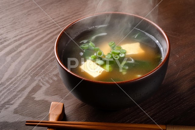 湯気が出た味噌汁