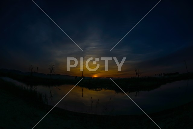 夕暮れと水面に映る樹木