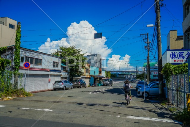 入道雲と横浜の街並み
