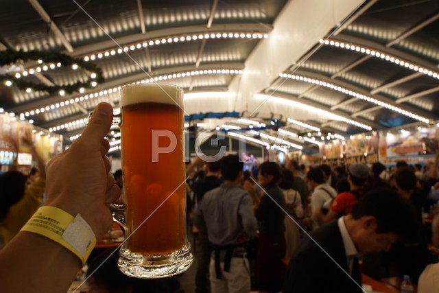 屋外で飲むビールのイメージ