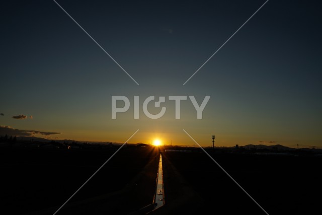 用水路と夕暮れ
